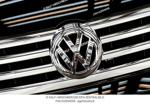 A logo from a Phaeton luxury limosuine at the Volkwagen transparent factory in Dresden, Germany, 23 October 2015. Photo: RALF HIRSCHBERGER/DPA | usage worldwide