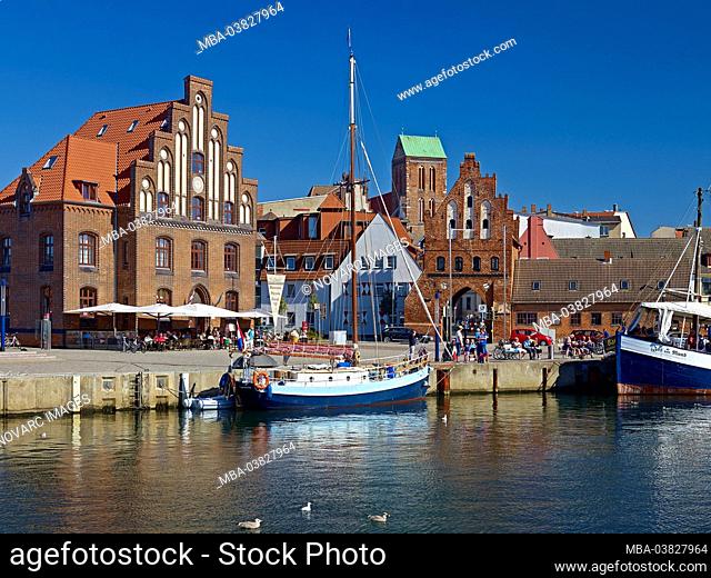 Old harbour with water gate and Nikolai church, Hanseatic city of Wismar, Mecklenburg-Vorpommern, Germany