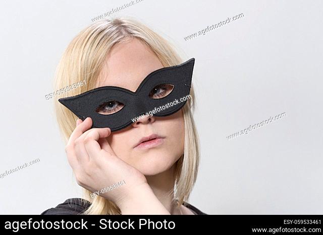 Schöne Unbekannte mit Maske gibt sich geheimnisvoll