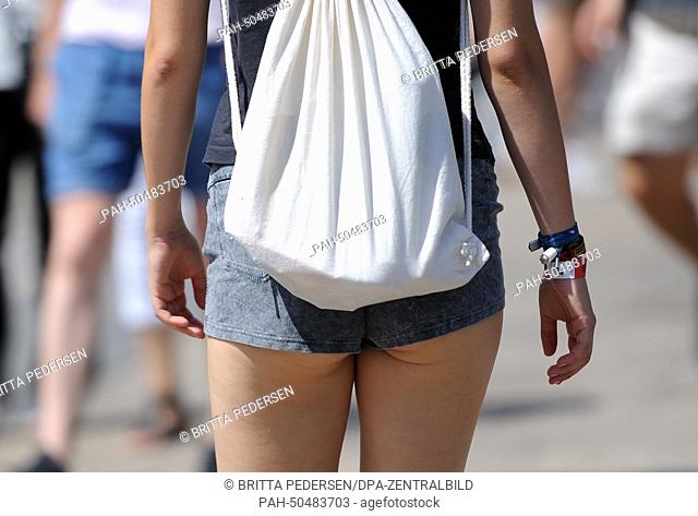 A young woman wears ultra short shorts in Berlin,  Germany, 22 July 2014. Photo: Britta Pedersen/dpa | usage worldwide. - Berlin/Berlin/Germany
