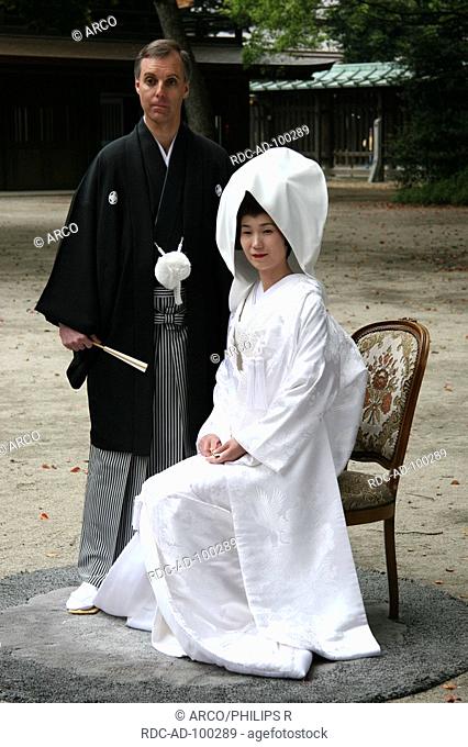 Pair in traditional japanese wedding dress, Meijin Shrine, Tokyo, Japan