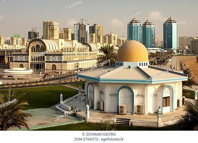 Moschee und Zentralmarkt Souq al-Markazi, der Blaue Suk, hinten die Glastürme des Einkaufs- und Wohnkomplexes Crystal Plaza, Sharjah, Emirat Schardscha