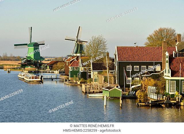 Netherlands, Northern Holland, Zaandam, windmills at Zaanse Schans