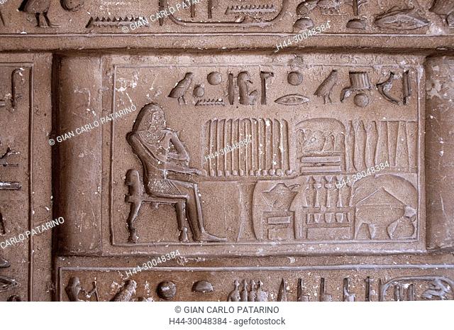 Saqqara, Cairo, Egypt: pyramid of king Unas (2380-2350 b.Chr.) The false door with the seated king
