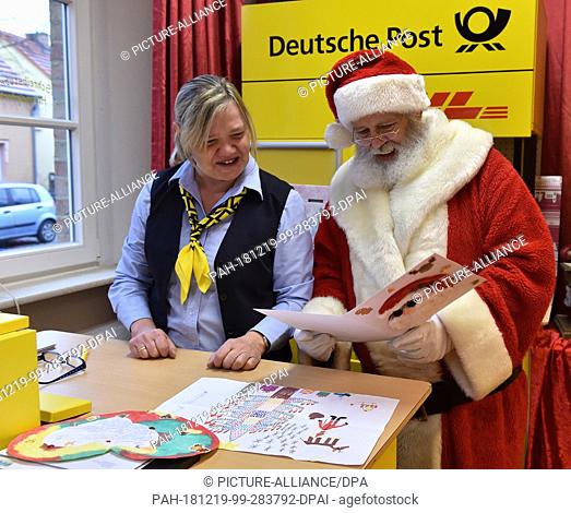 19 December 2018, Brandenburg, Himmelpfort: Together with Elke Hörster, ""Santa Claus"" looks at this year's award-winning wish lists at the Christmas post...