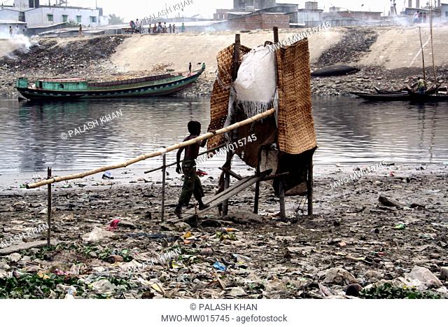 Make shift latrines and garbage along the bank of Buriganga play a grave role in polluting its water Dhaka, Bangladesh May 31, 2007