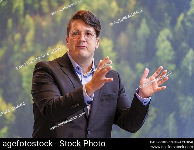 29 October 2022, Rhineland-Palatinate, Mainz: Christian Viering (Bündnis90/Die Grünen), candidate for mayor of Mainz, gestures during his presentation