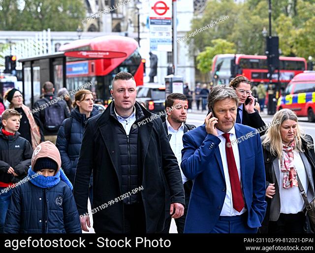 03 November 2023, Great Britain, London: Federal Economics Minister Robert Habeck (2nd from right, Alliance 90/The Greens) walks past Westminster subway station...