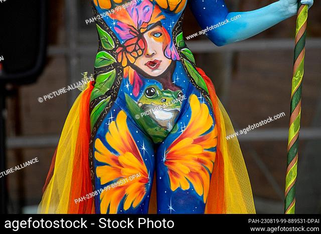 19 August 2023, Mecklenburg-Western Pomerania, Heringsdorf: Model Lucy presents her body painted by body painting artist Katrin Rausch at the body painting...