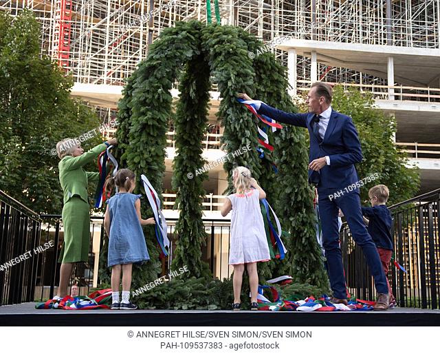 Dr. Mathias DOEPFNER (Management Chairman Axel Springer SE) and publisher Friede SPRINGER decorate the toppers with children from the Axel Springer...