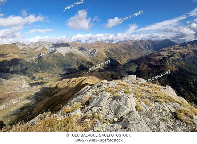 Panoramic view of the Oza Forest and the Guarrinza valley from Chipeta Alto, 2175 meters, Valley of Hecho, western valleys, Pyrenean mountain range