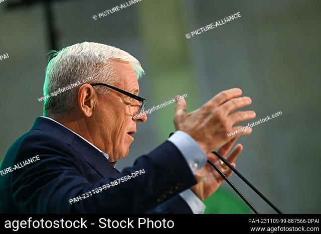 09 November 2023, Saxony-Anhalt, Bernburg: Phil Gallagher, CEO of Avnet Inc., speaks at the topping-out ceremony for the shell of the US company's major site in...