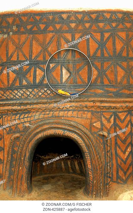 Niedrig-liegender Eingang, abstrakte Fresken gestaltet von Gurunsi Frauen und ein Rad als Talisman an den befestigten Häusern in Tiebele