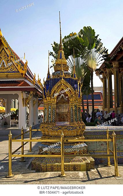 Wat Phra Kaeo, Temple of the Emerald Buddha, near the Grand Palace, Bangkok, Thailand, Asia