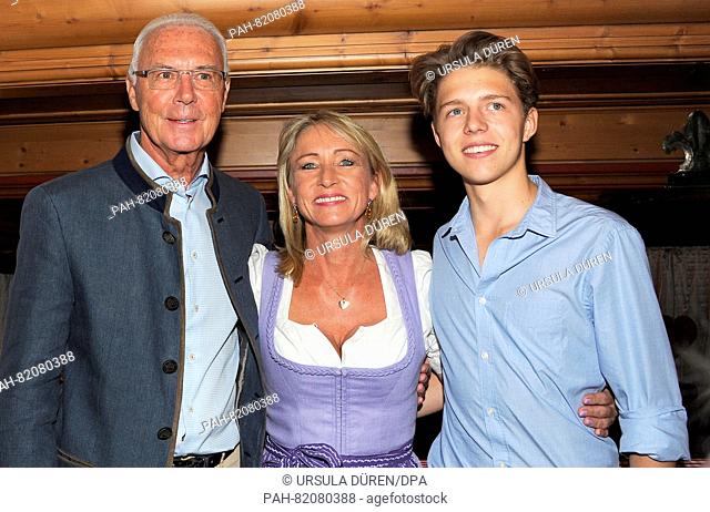 Fußballlegende Franz Beckenbauer, seine Frau Heidrun und sein Sohn Joel unterhalten sich am 15.07.2016 beim Get-Together beim bayerischen Abend im Rahmen des...