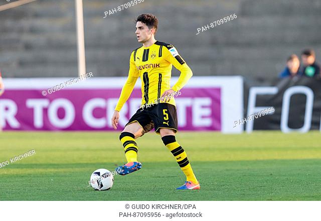 Dortmund's Marc Bartra in action during the soccer test match between Borussia Dortmund and PSV Eindhoven in La Linea de la Concepcion, Spain, 7 January 2017