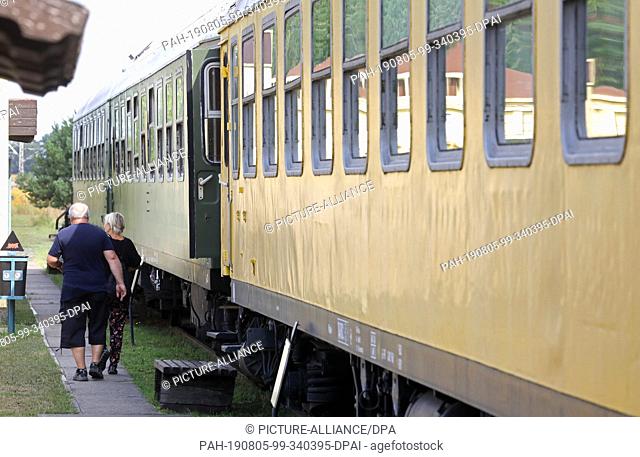 01 August 2019, Mecklenburg-Western Pomerania, Pasewalk: The Pomerania Locomotive Shed Railway Experience Centre has a former saloon car (r)