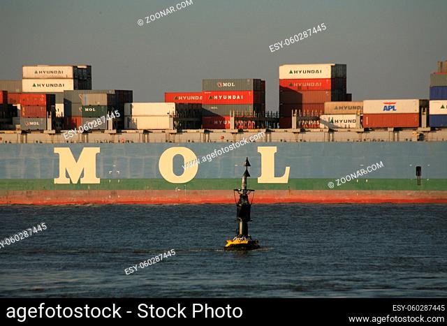 Frachter vor der Nordseeküste bei Cuxhaven