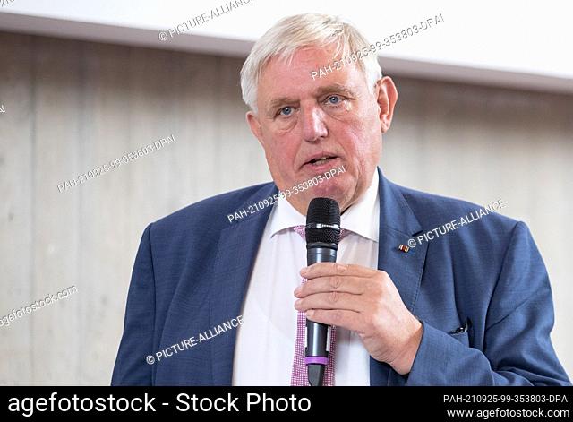 23 September 2021, North Rhine-Westphalia, Bielefeld: Karl-Josef Laumann (CDU), Minister of Labour, Health and Social Affairs of North Rhine-Westphalia