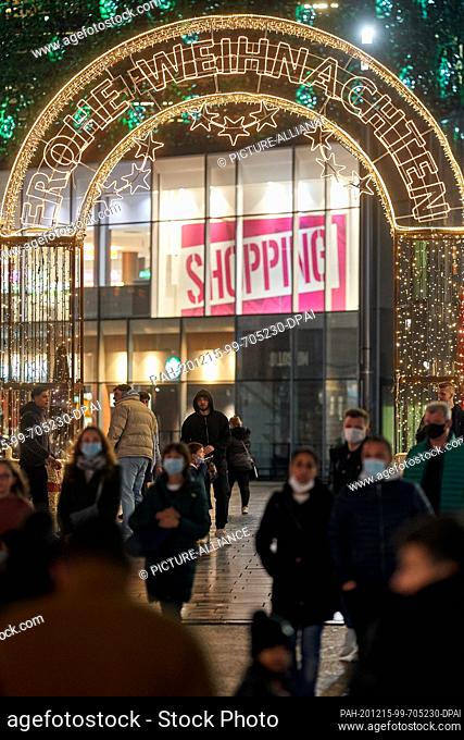 15 December 2020, Rhineland-Palatinate, Koblenz: Many people are taking advantage of the last few minutes before downtown stores close because of the lockdown...
