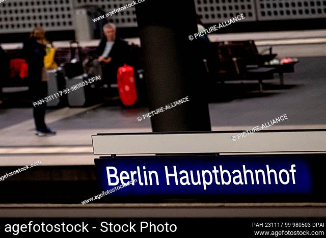 16 November 2023, Berlin: People wait with suitcases at Berlin Central Station in the early morning during the warning strike at Deutsche Bahn