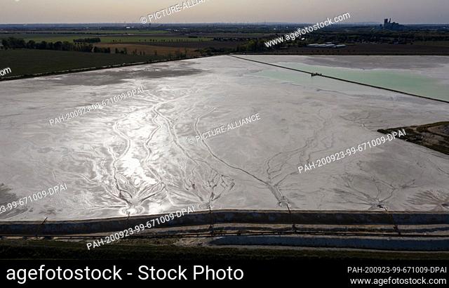 17 September 2020, Saxony-Anhalt, Latdorf: The rinse water creates different patterns on a lime pond. The settling ponds, which cover several hectares
