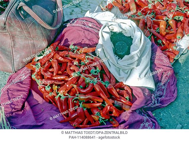 Sharp, red chilli as pods on offer in the market in Uzbek Khiva, analogue and undated recording of October 1992. Khiva was for centuries a preying Islamic...