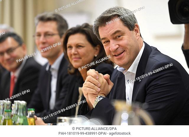 19 October 2018, Bavaria, Munich: Markus Söder (CSU, r-l), Bavarian Prime Minister, Ilse Aigner (CSU), Bavarian State Minister for Housing