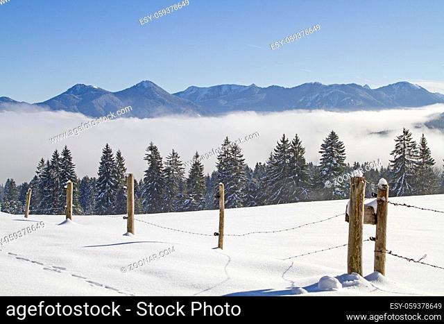 Nebel im Tal und Sonne auf den Bergen - Winteridylle im Isarwinkel bei Bad Tölz