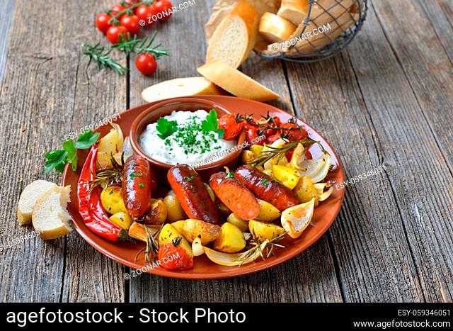 Spanische Mahlzeit: Gebackene Chorizo Bratwürste mit Gemüse und mediterranem Kräuterquark ? Spanish meal: Baked hot chorizo sausages with rosemary vegetables...