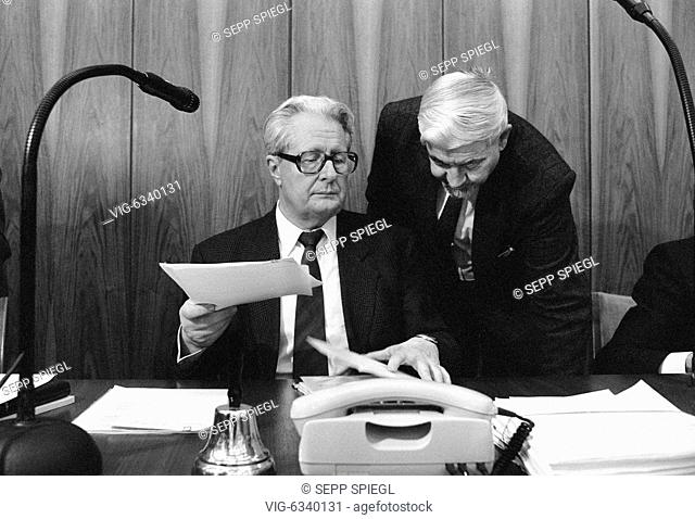 Germany, Bonn, 14.02.1989 Archiv-Nr.: 03-26-17 Hans-Jochen Vogel (li), Vorsitzender der SPD-Bundestagsfraktion, im Gesprch mit Horst Ehmke - BONN, , Germany