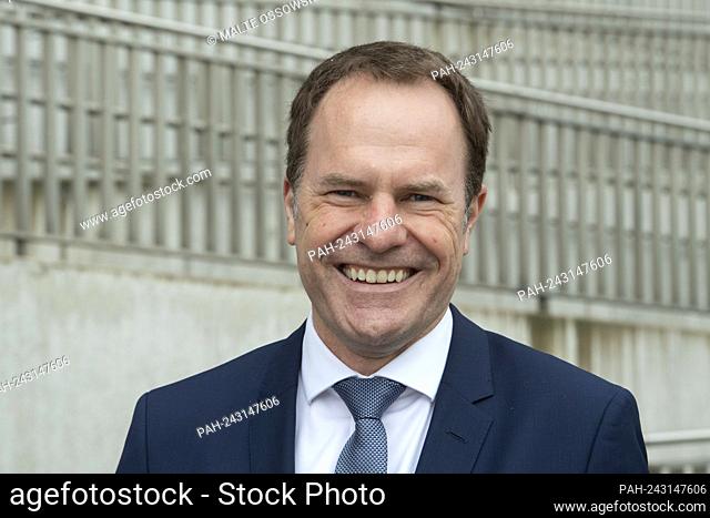 Stephan KELLER, Lord Mayor of the City of Duesseldorf, portrait, portrait, cropped single image, single motif, Prime Minister Armin Laschet visits the...