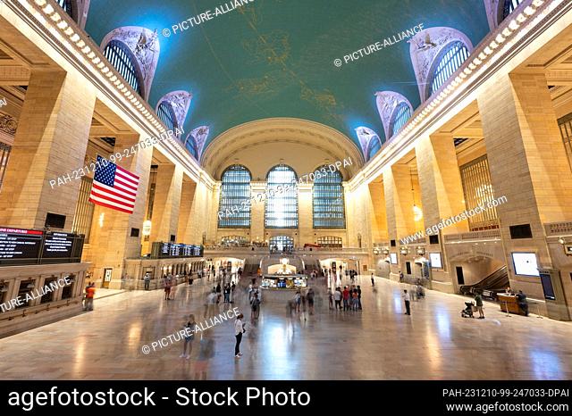 04 September 2023, USA, New York: Visitors stand in Grand Central Terminal. Photo: Sebastian Kahnert/dpa. - New York/New York/USA