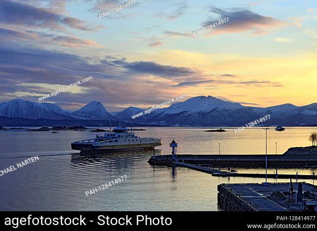 Molde's harbour with a passenger ferry and mountains on the horizon under a colourful evening sky, 3 March 2017 | usage worldwide