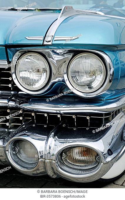 Headlights, front view, Cadillac Coupe Series 62, American vintage car