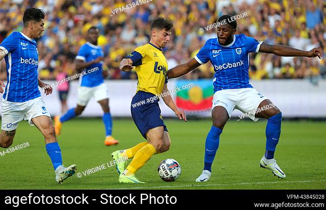Union's Dante Vanzeir and Genk's Mark McKenzie fight for the ball during a soccer match between RUSG Royale Union Saint-Gilloise and KRC Genk