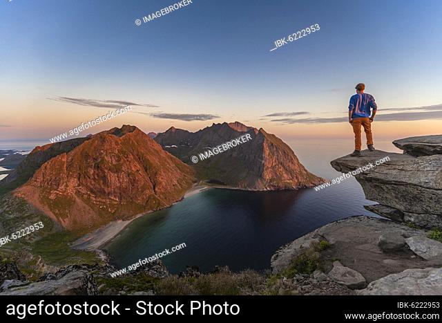 Evening atmosphere, hikers on top of Ryten, sea, Kvalvika beach and mountains, Fredvang, Lofoten, Nordland, Norway, Europe
