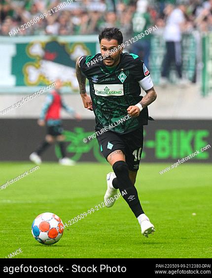 08 May 2022, Saxony, Aue: Soccer: 2nd Bundesliga, FC Erzgebirge Aue - SV Werder Bremen, Matchday 33, Erzgebirgsstadion. Bremen's Leonardo Bittencourt plays the...