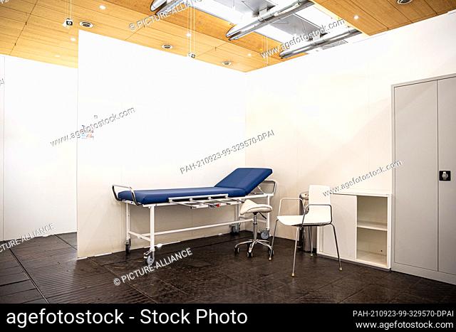 23 September 2021, Lower Saxony, Hanover: View into a disused vaccination cabin of the vaccination centre on the exhibition grounds