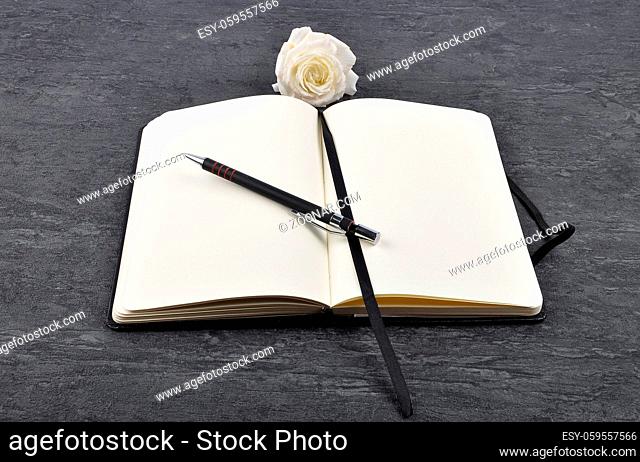 Notizbuch, Stift und weiße Rose auf Schiefer - Notebook, pen and white rose on slate