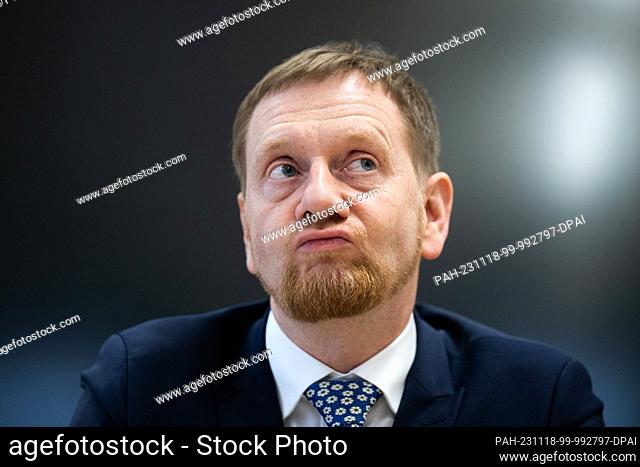17 November 2023, Saxony, Stolpen: Michael Kretschmer (CDU), Minister President of Saxony, sits in front of Year 4 primary school pupils at Basaltus Primary...