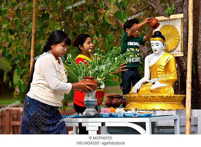 BURMESE make offerings to the BUDDHA at the NATIONAL KANDAWGYI GARDENS in PYIN U LWIN also known as MAYMYO - MYANMAR - 04/05/2012