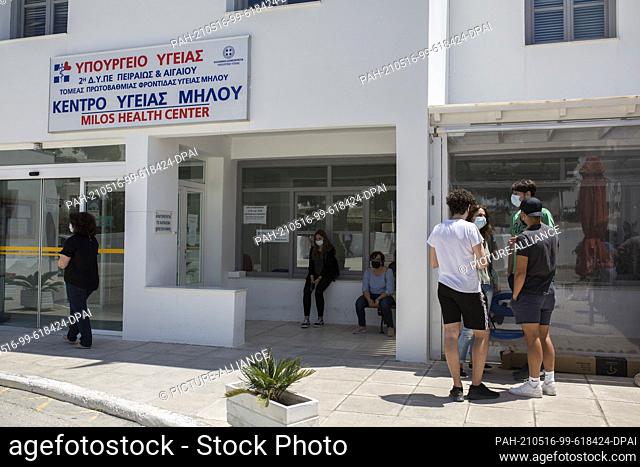 13 May 2021, Greece, Milos: People wait outside the vaccination centre on the island of Milos to be vaccinated against the coronavirus with the Pfizer-BioNTech...