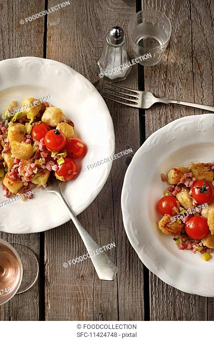 Roasted gnocchi with bacon, leek and tomatoes