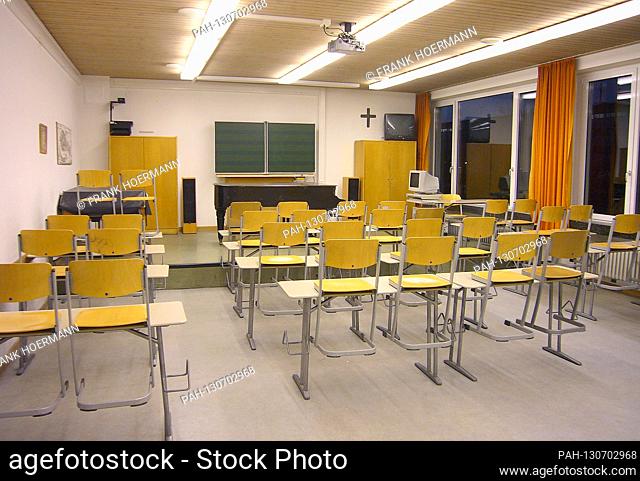 More and more schools due to the spreading corona virus are closing. Archive photo; Empty classroom, abandoned, empty, orphaned, school, classroom, building