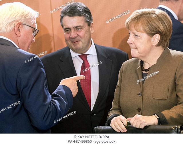 Chancellor Angela Merkel (CDU, r), outgoing Minister of Foreign Affairs Frank-Walter Steinmeier (SPD, l) and outgoing Minister of Economic Affairs Sigmar...