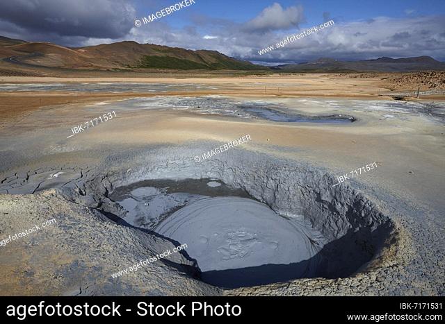 Mud pot, in geothermal landscape with different colours, high-temperature area Námaskarð or Namskard, Námafjall, Mývatn, Norðurland eystra, Northeast Iceland