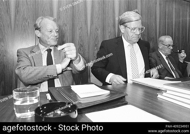 ARCHIVE PHOTO: The SPD will be 160 years old on May 23, 2023, politics, Willy BRANDT sits next to Helmut SCHMIDT, right Herbert WEHNER