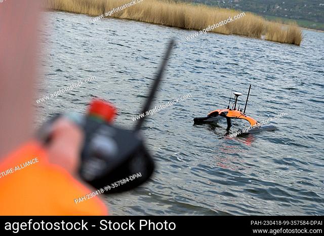 18 April 2023, Saxony-Anhalt, Aseleben: The Sonobot swimming drone is in use. The device independently scans the bottom of the lake using sonar and can display...
