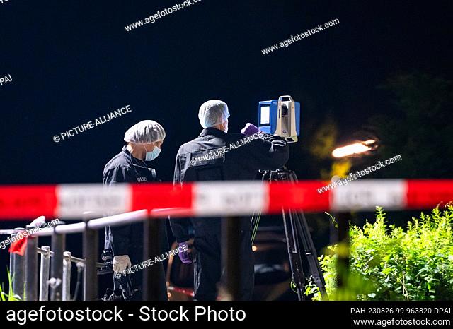 26 August 2023, Hamburg: RECROP - Forensic experts work with a 3D scanner at the cordoned-off crime scene. In the Hamburg district of Borgfelde